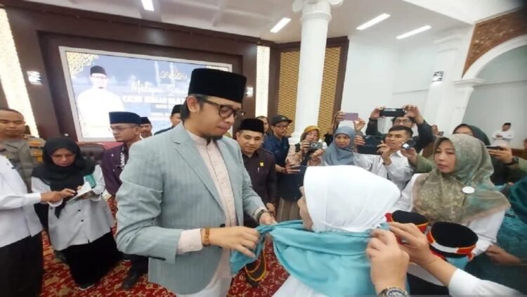 Wali Kota Bukittinggi, Erman Safar saat melepas secara resmi Calon Haji Kota Bukittinggi yang berjumlah 295 orang (Antara/Al Fatah)