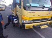 Polisi dan Dishub Padang Gembos Ban 4 Truk yang Parkir Sembarangan