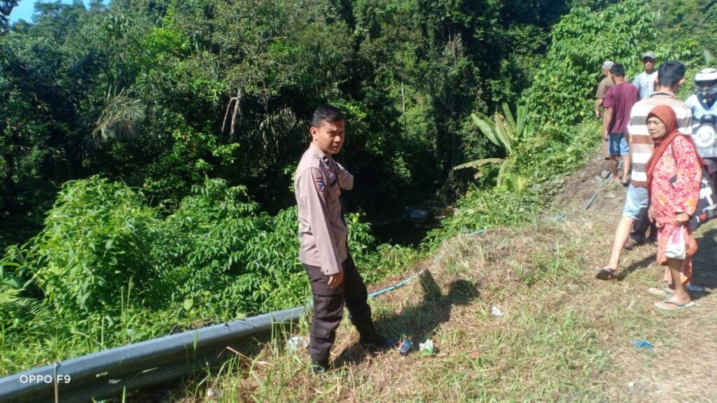 Polisi memperlihatkan lokasi kecelakaan tunggal Pegawai UIN Imam Bonjol di Siguntua pada Rabu (21/6/2023) pagi. (Foto: Dok. Polres Pessel)