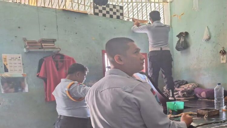 Petugas Lapas Kelas III Talu di Kabupaten Pasaman Barat, Sumbar, saat menggeledah kamar hunian warga binaan dan juga lakukan tes urine, Kamis. (Antara/Altas Maulana).