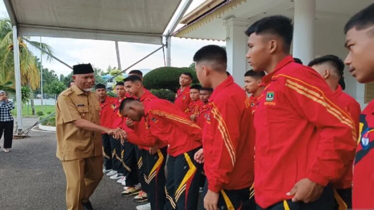 Gubernur Sumbar, Mahyeldi melepas tim PPLP ke Kejurnas di Pekanbaru. (ANTARA/Miko Elfisha)