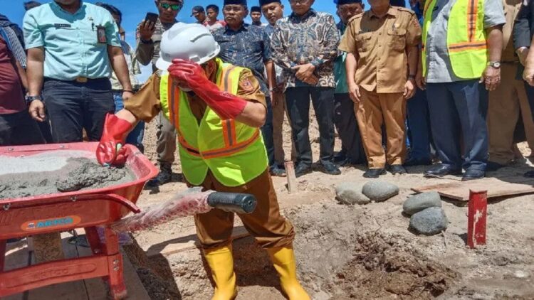 Bupati Agam Andri Warman sedang meletakkan batu pertama pembangunan Masjid Sirah, Selasa (27/6). (Antara/Yusrizal)