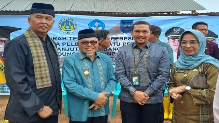 Wakil Walikota Sawahlunto Zohirin Sayuti didampingi Sekda Kota Sawahlunto Ambun (paling kanan) foto bersama dengan Kepala BPJamsostek Cabang Solok Maulana Anshari Siregar dan ketua LKAAM Sawahlunto Dahler Datuak Panghulu Sati (paling kiri). Antara/HO/BPJAMSOSTEK.