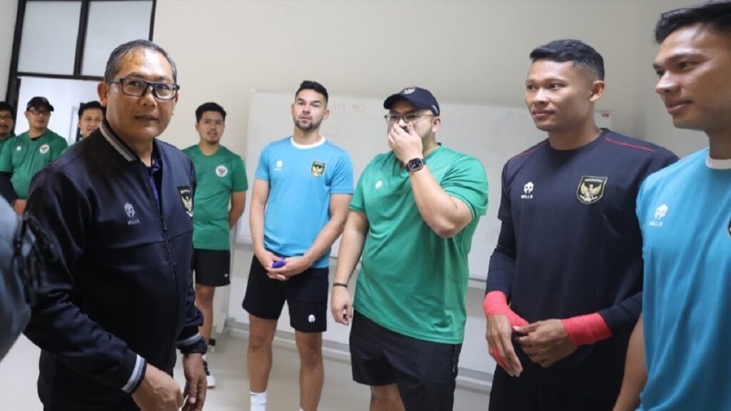 Manajer Timnas menemui para pemain yang sudah hadir di pemusatan latihan jelas FIFA Matchday. (Dok. PSSI)