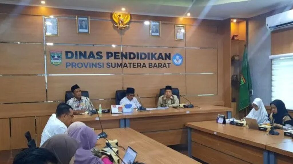 Kepala Dinas Pendidikan Sumbar, Barlius didampingi Sekretaris Disdik, Suryanto dan Kabid SMA, Mahyan memberikan keterangan PPDB SMA/SMK tahun ajaran 2023/2024. (ANTARA/Dok Dinas Pendidikan Sumbar)