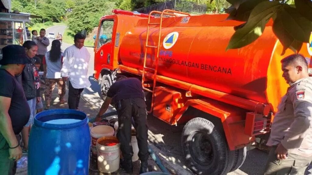 BPBD Padang menyalurkan air bersih ke kawasan yang mengalami kekeringan di Kota Padang pada Jumat (16/6) (Dok. BPBD Padang)