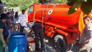BPBD Padang menyalurkan air bersih ke kawasan yang mengalami kekeringan di Kota Padang pada Jumat (16/6) (Dok. BPBD Padang)