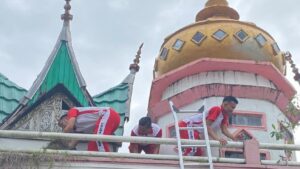 Personel Polda Sumbar bersihkan situs budaya di Hari Bhayangkara ke-77. (dok. Bidhumas)