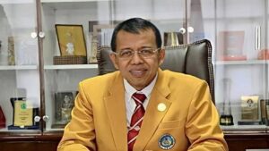 Rektor Universitas Negeri Padang (UNP) Ganefri. (dok. Humas UNP)