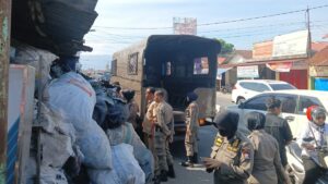Pemilik dan pengelola gudang penyimpanan barang bekas ditegur karena mengganggu arus lalu lintas. (Foto: Dok. Radarsumbar.com)