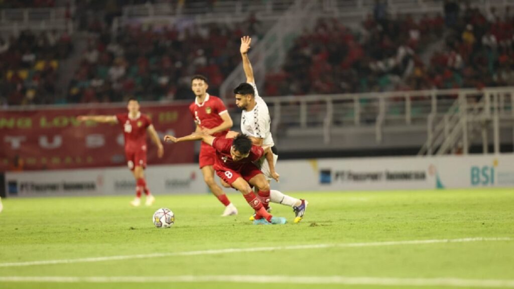 Duel antara gelandang Timnas Indonesia dengan gelandang Palestina. (dok. PSSI)