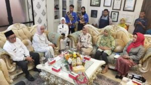Wali Kota Padang Hendri Septa menerima perwakilan tim verifikasi Kemen PPA. (dok. Diskominfotik Padang)