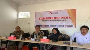 Ketua Bawaslu Padang, Sumatera Barat Dorri Putra bersama Komisioner Bawaslu Padang gelar jumpa pers (ANTARA/Mario Sofia Nasution)