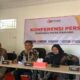 Ketua Bawaslu Padang, Sumatera Barat Dorri Putra bersama Komisioner Bawaslu Padang gelar jumpa pers (ANTARA/Mario Sofia Nasution)