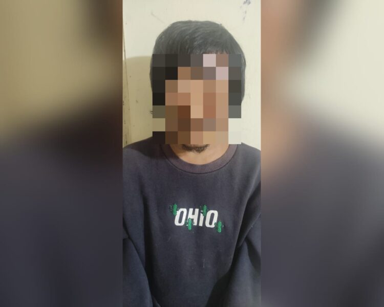 Pelaku pencurian ponsel di sebuah warung soto ditangkap usai terekam kamera CCTV. (Foto: Dok. Polres Payakumbuh)