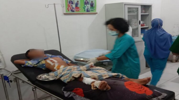 Salah satu korban selamat akibat terkaman buaya di Mentawai menjalani perawatan. (Foto: Dok. Basarnas)