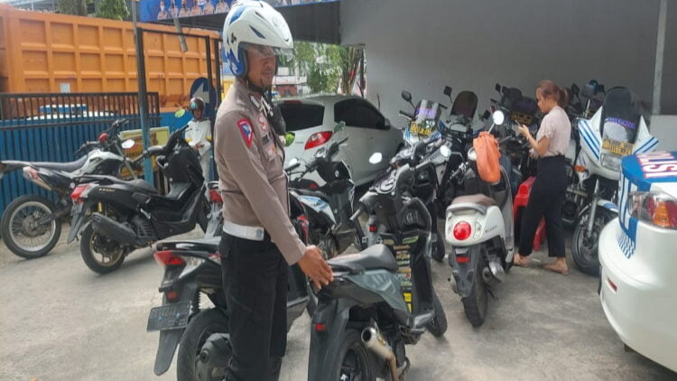 Satlantas Polresta Padang menunjukan sejumlah motor yang dikandangkan karena melanggar aturan. (Foto: Dok. Istimewa)