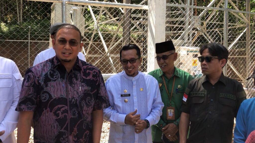 Pengecekan BTS oleh Anggota DPR RI Andre Rosiade, Bupati Tanahdatar Eka Putra dan sejumlah rombongan di Jorong Sungai Salak, Nagari Koto Tangah. (Foto: Dok. Radarsumbar.com)