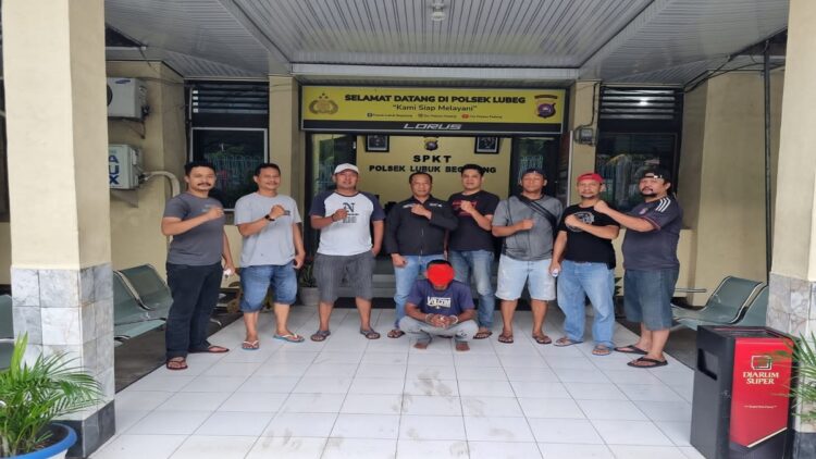 Tim Pyiton Polsek Lubukbegalung menangkap pelaku penganiayaan di Padang. (Foto: Dok. Istimewa)