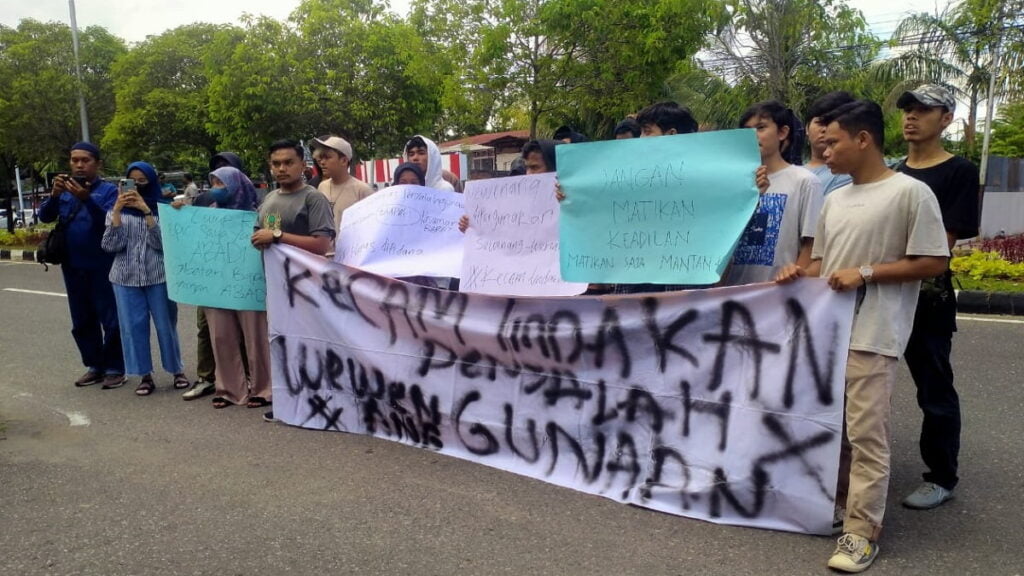 Aksi unjuk rasa di Kejati Sumbar oleh Aliansi Pemuda Pasaman Barat. (Foto: Dok. Istimewa)