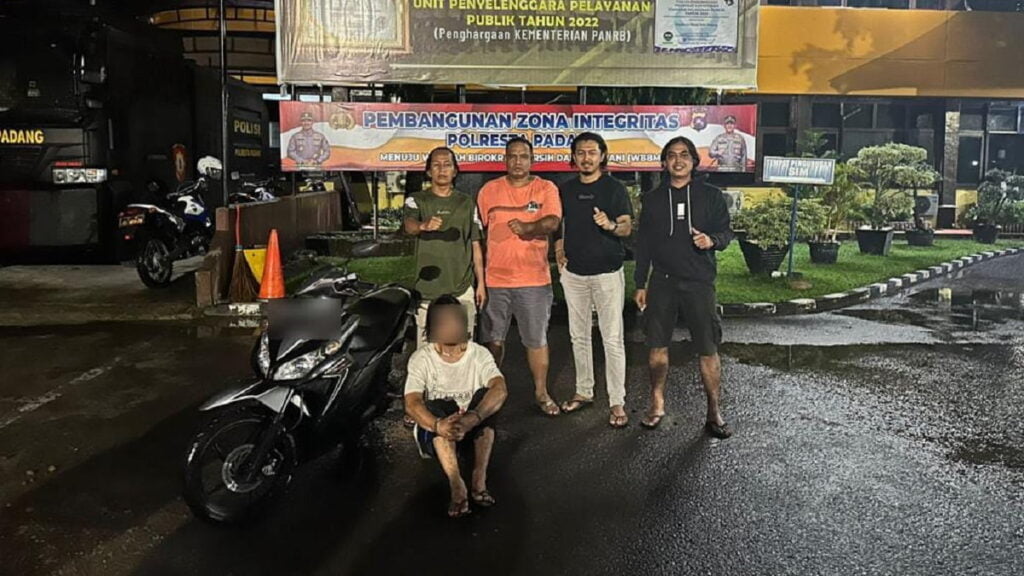 Pelaku pencurian dan penggelapan motor seorang tukang parkir ditangkap Tim Klewang. (Foto: Dok. Polresta Padang)