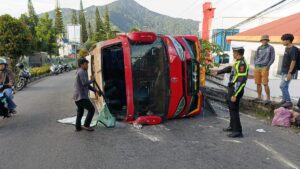 Bus Sipirok Nauli kecelakaan di Bukit Surungan pada Sabtu (17/6/2023) pagi. (Foto: Dok. Polres Padang Panjang)