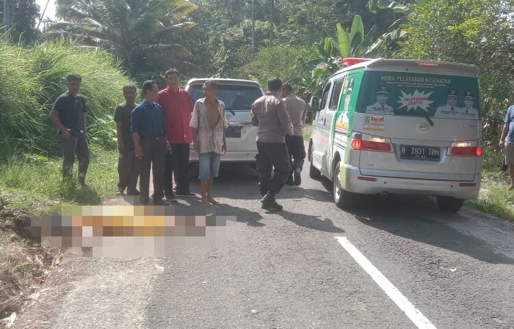 Sesosok mayat perempuan tergeletak di pinggir jalan kawasan Aur Malintang, Kabupaten Padangpariaman. (Foto: Dok. Istimewa)