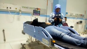 Emak-emak korban pemukulan di Pasar Raya Padang dilarikan ke rumah sakit. (Foto: Dok. KPP)