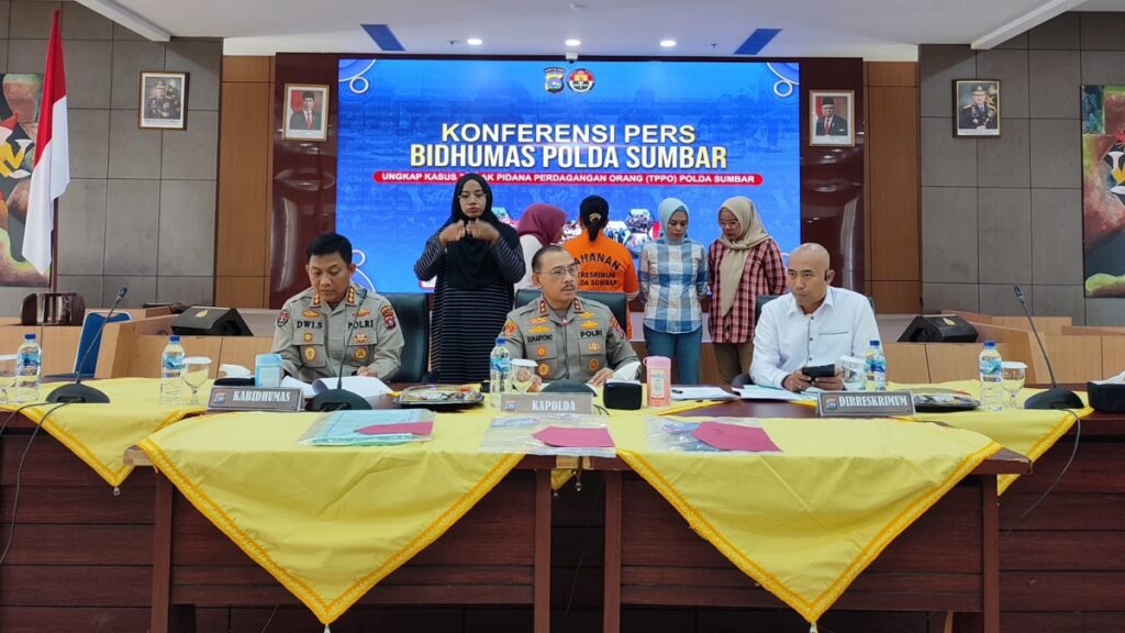 Konferensi pers kasus TPPO (perdagangan orang) di Mapolda Sumbar. (dok. Radarsumbar.com)