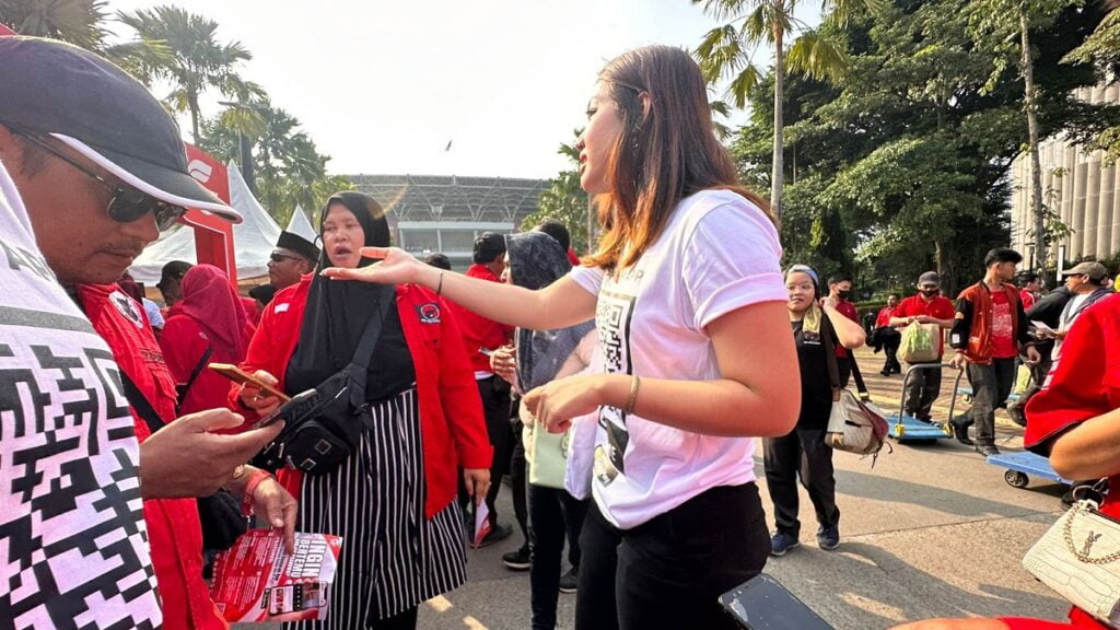 Antusiasme ribuan kader PDI Perjuangan mendownload aplikasi Ganjaran App saat peluncuran yang seiring dengan perayaan puncak Bulan Bung Karno di GBK, Sabtu (24/6/2023). (dok. istimewa)