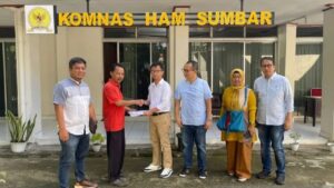 Komisi Nasional Hak Asasi Manusia (Komnas HAM) Perwakilan Sumatera Barat menerima aduan dari Komunitas Pedagang Pasar Raya Padang terkait kebijakan Walikota Padang yang mengatur jadwal berjualan di Padang, Rabu, (14/6/2023). (ANTARA/HO-Humas Komnas HAM)