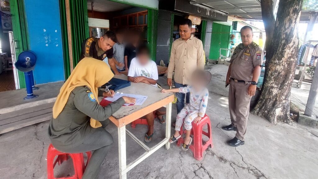 Pemilik usaha galon di Padang terkena tipiring karena bakar pohon pelindung. (dok. Satpol PP Padang)