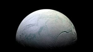Penampakan enceladus, bulan kedua di Saturnus yang memiliki kemungkinan tempat untuk hidup. (dok. Mashable)
