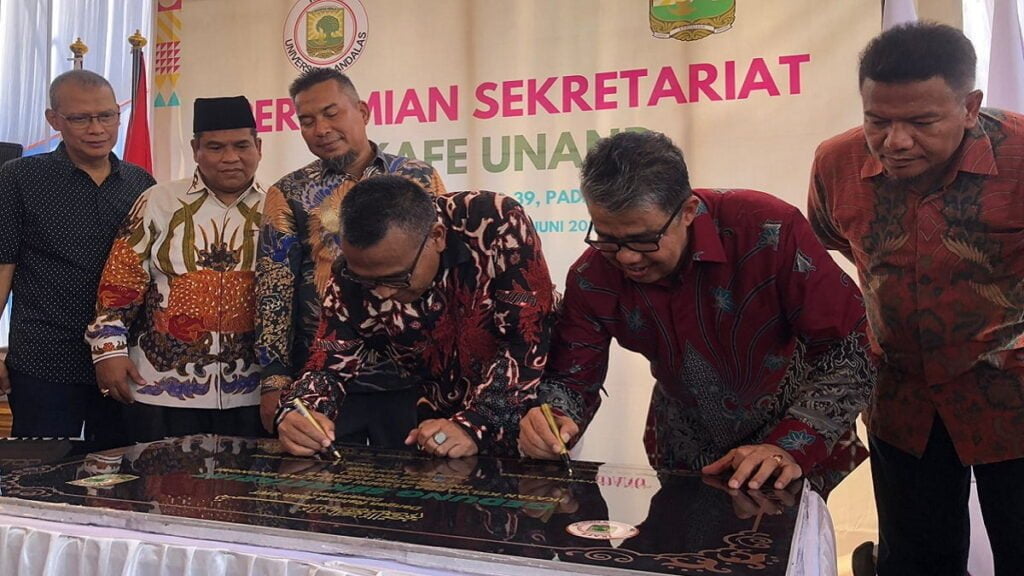 Penandatangan prasasti peresmian Sekretariat IKAFE Unand oleh Rektor Prof. Yuliandri. (dok. isitmewa)