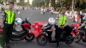 Personil jajaran Satlantas Polresta Padang menutup arus yang menuju ke kantor Gubernmr Sumbar karena pelaksanaan salat Ied. (dok. Radarsumbar.com)