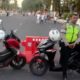 Personil jajaran Satlantas Polresta Padang menutup arus yang menuju ke kantor Gubernmr Sumbar karena pelaksanaan salat Ied. (dok. Radarsumbar.com)