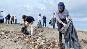 Aksi bersih Pantai Tiram. (Foto: Dok. Pertamina)