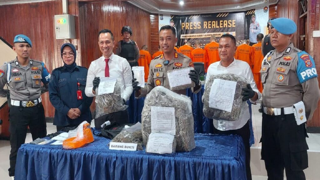 Waka Polresta Padang AKBP Ruly Indra Wijayanto didampinggi oleh Kasat Narkoba AKP Martadius merilis penangkapan narkoba sebulan terakhir. (dok. Radarsumbar.com)