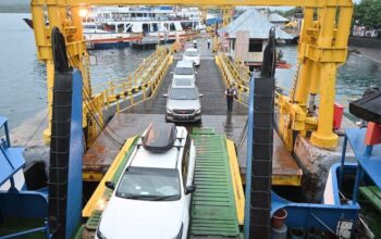 Sejumlah kendaraan saat melewati jembatan penyeberangan ASDP. (Dok. Istimewa)