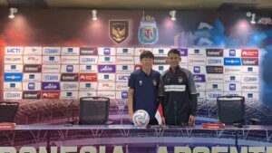 Pelatih Timnas Indonesia, Shin Tae-yong bersama striker Dimas Drajad usai jumpa pers jelang laga Indonesia kontra Argentina. (dok. PSSI)