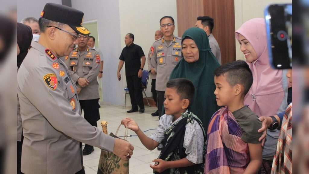 Sunatan massal Hari Bhayangkara ke-77 yang digelar Polda Sumbar. (dok. Bidhumas)