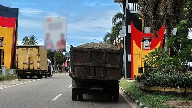 Truk pasir tak berterpal ganggu pengguna jalan, seperti yang terlihat di perbatasan Kota Padang dan Kabupaten Padang Pariaman ini. (Dok. Radarsumbar.com)