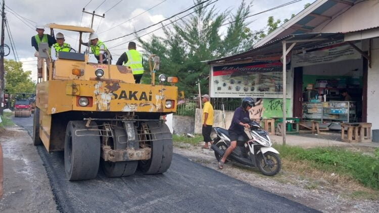 Pengerjaan pengaspalan Jalan Bandes Parak Jigarang mulai dilakukan Pemko Padang. (Foto: Dok. Diskominfo Padang)