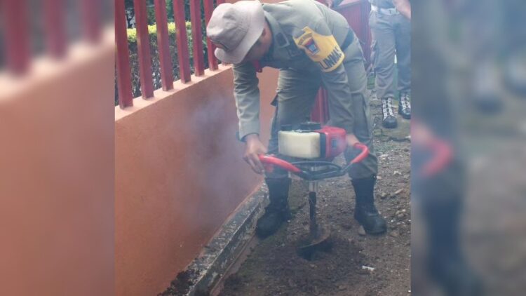 Pemasangan lubang biopori untuk mengatasi banjir. (Foto: Dok. Istimewa)