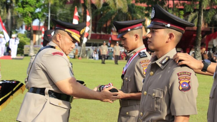 Bripda Rayhan Hidayat, anak petani dan penjual roti raih penghargaan selama Diktuk Bintara Polri di SPN Polda Sumbar. (dok. Bidhumas)