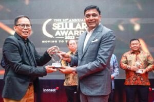 President Director and CEO Indosat Ooredoo Hutchison, Vikram Sinha, meraih CEO of the Year di ajang Selular Award 2023. (Foto: Dok. IOH)