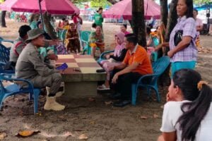 Petugas memberi imbauan kepada pedagang untuk tak mendirikan tenda atau payung ceper di sepanjang bibir Pantai Padang. (Foto: Dok. Satpol PP Padang)