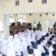 Sejumlah pelajar menerima arahan Satpol PP pada hari pertama sekolah tahun ajaran 2023/2024. (Foto: Dok. Satpol PP Padang)