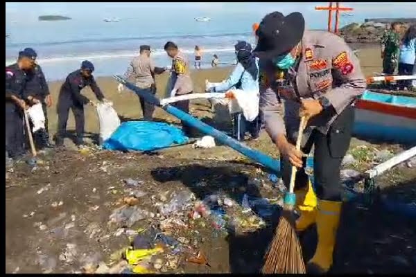 Aksi bersih pantai yang dilakukan secara serentak oleh Polri pada Kamis (13/7/2023) pagi. (Foto: Dok. Polsek Koto Tangah)