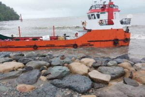 Kapal tanker pengangkut BBM terdampar di Pantai Padang. (Foto: Dok. Pertamina Patra Niaga)